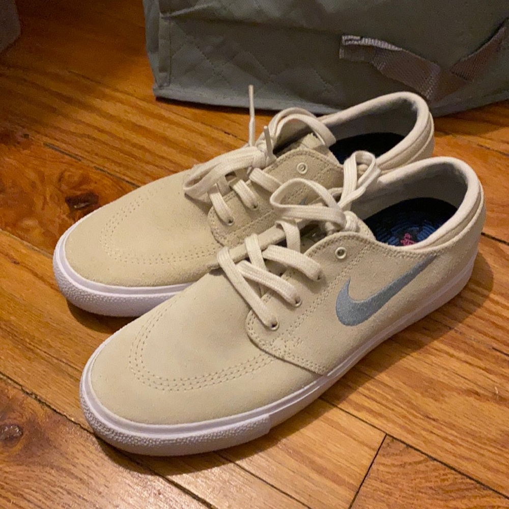 Worn once. Fits a women’s 7.5/8 (is a men’s 6.5)